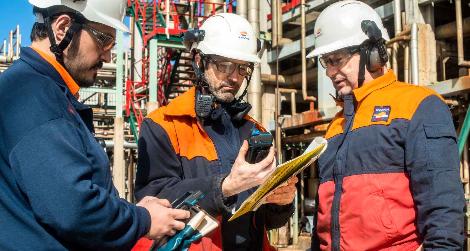 Operarios en la refinería de Tarragona