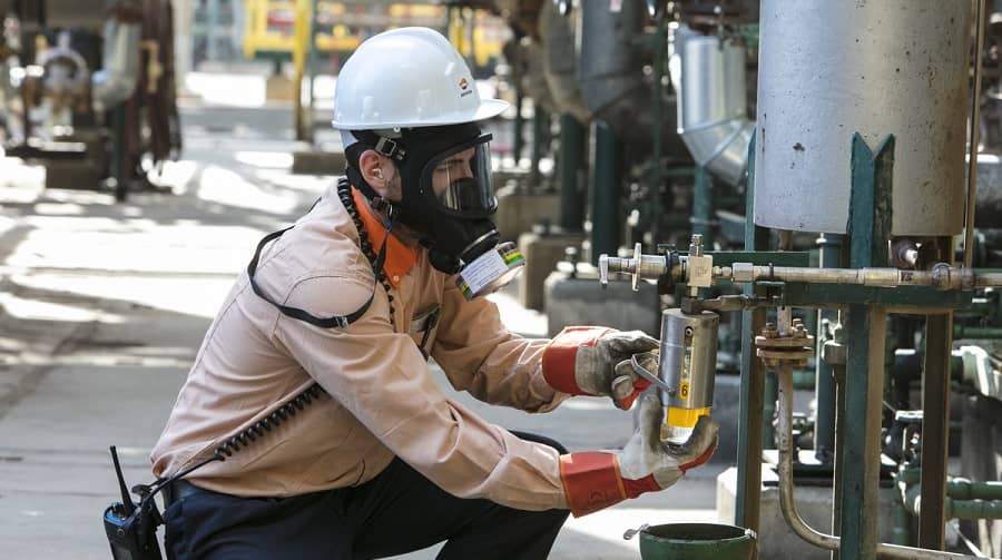 Empleado de la refinería trabajando