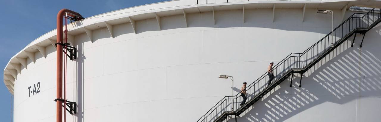 Dos empleados subiendo unas escaleras