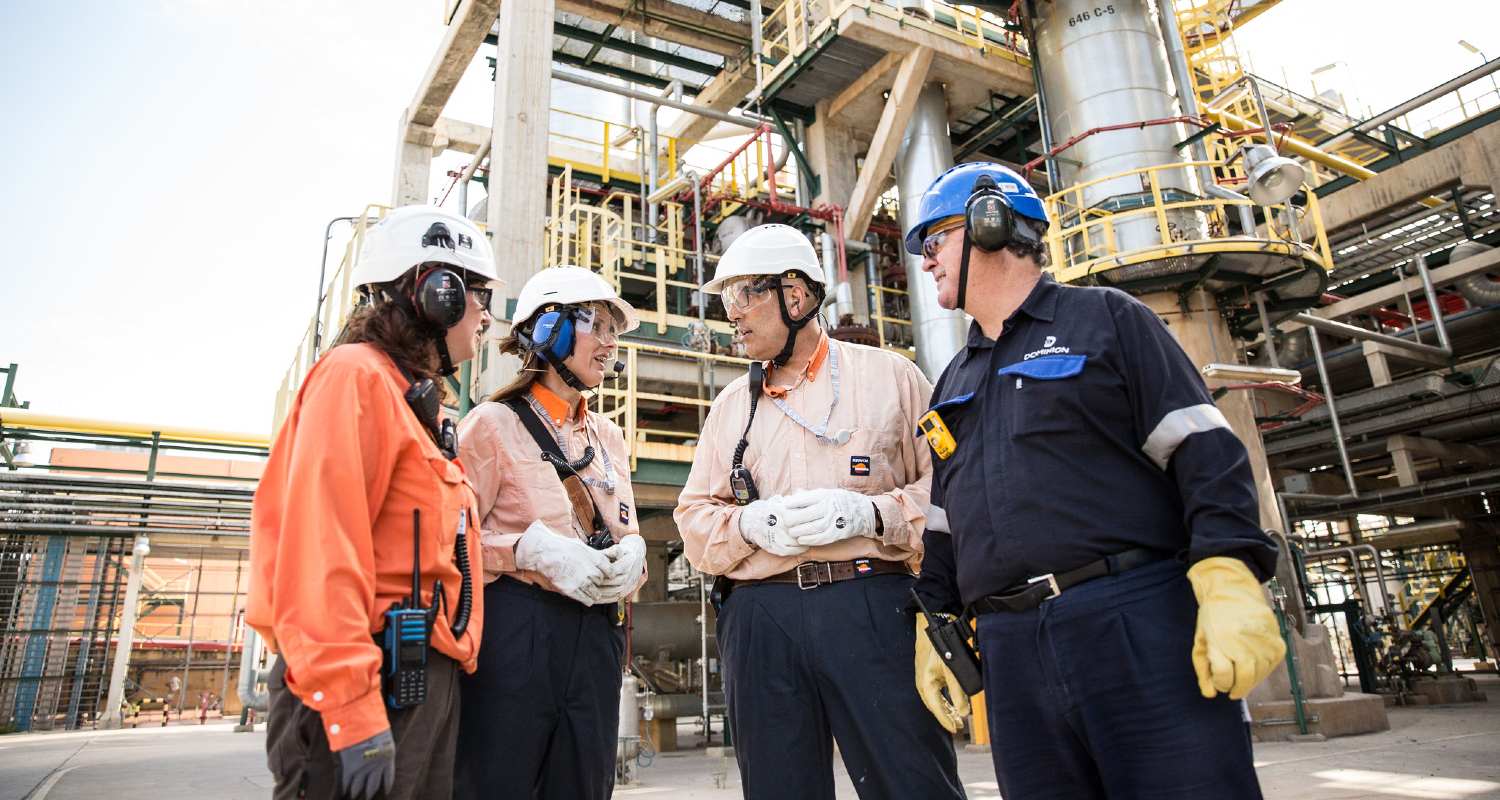 Empleaos de repsol con casco y gafas de seguridad en la refinería