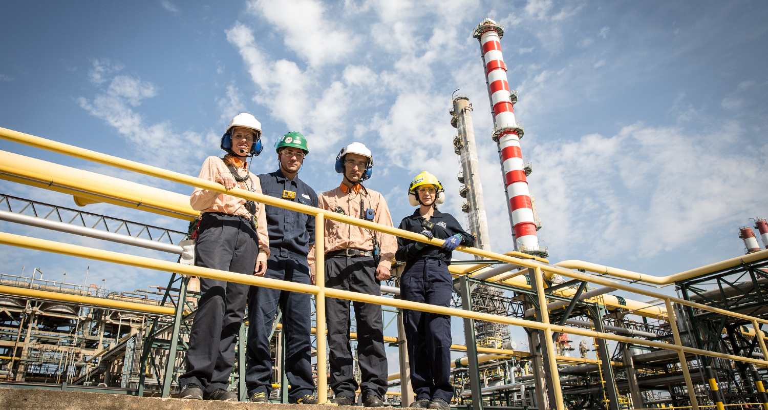 Empleados de repsol con casco de seguridad en la refinería.