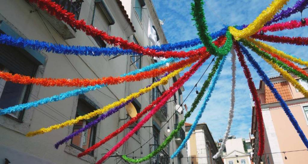 Una calle adornada con guirnaldas