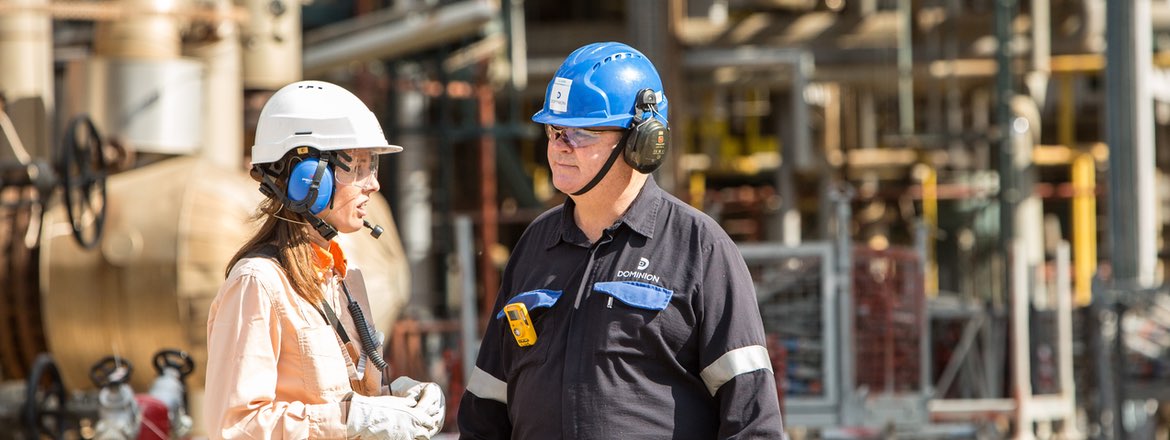 Operarios con cascos en la refinería